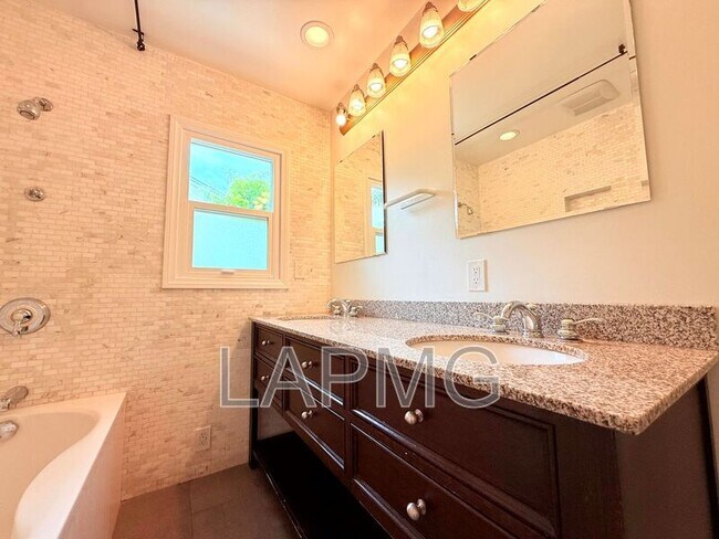 Building Photo - 16457 Gledhill St