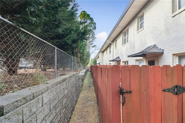 Building Photo - 2477 N Decatur Rd