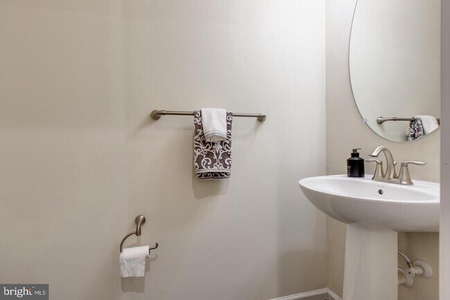 Building Photo - 7201 Thackley Way