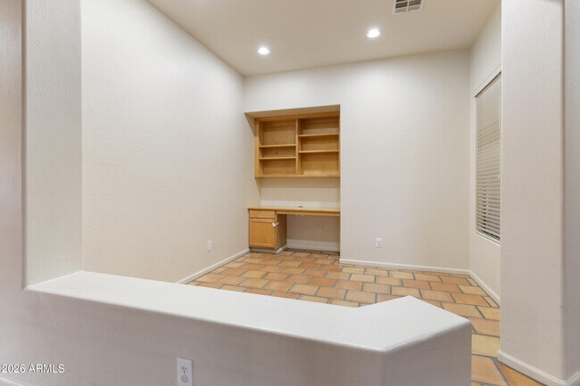 Building Photo - 2320 S Sorrelle