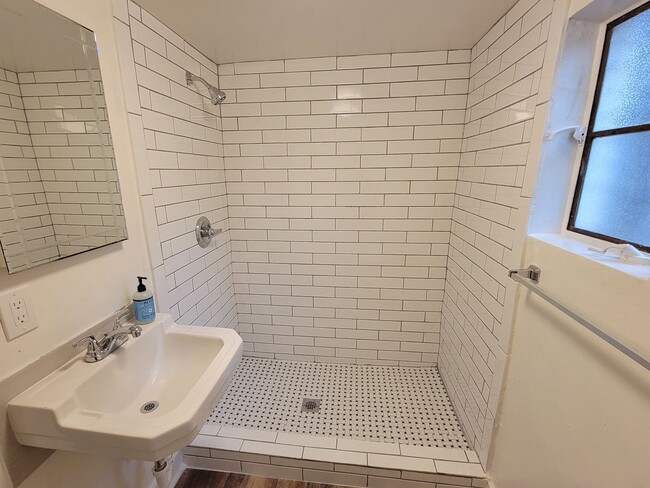 Building Photo - One Bedroom - Garfield District - Classic ...
