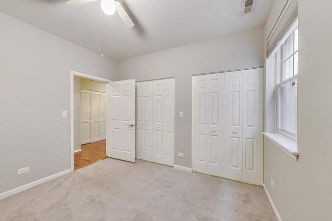 Building Photo - 820 W University Ln