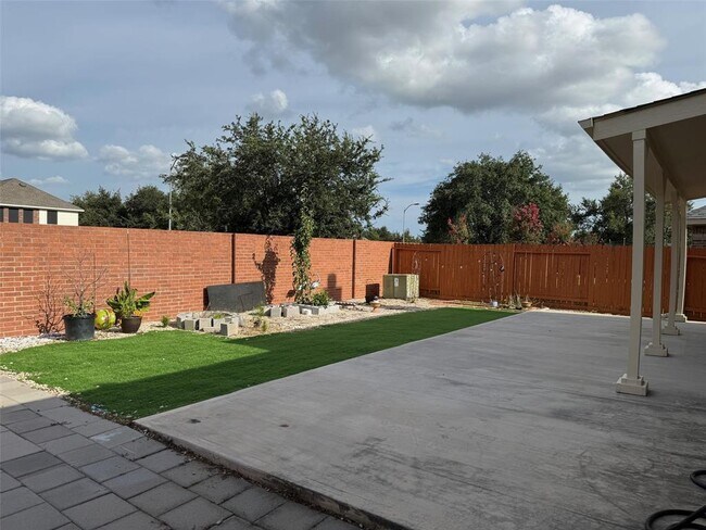 Building Photo - 24423 Hampton Lakes Dr