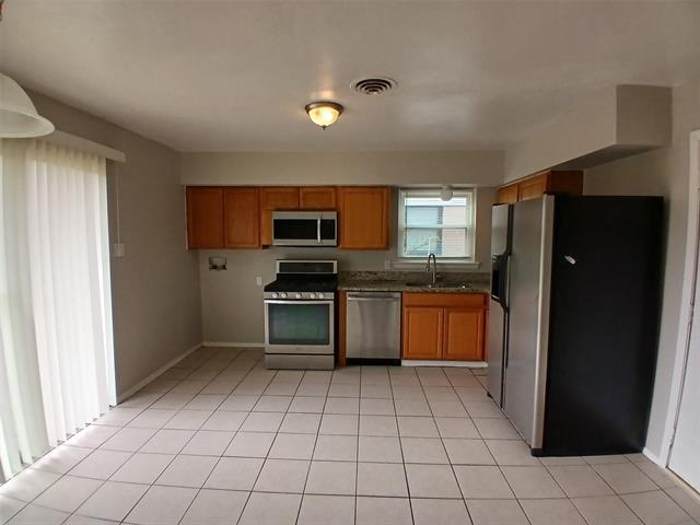 Building Photo - 706 Goldwood Dr