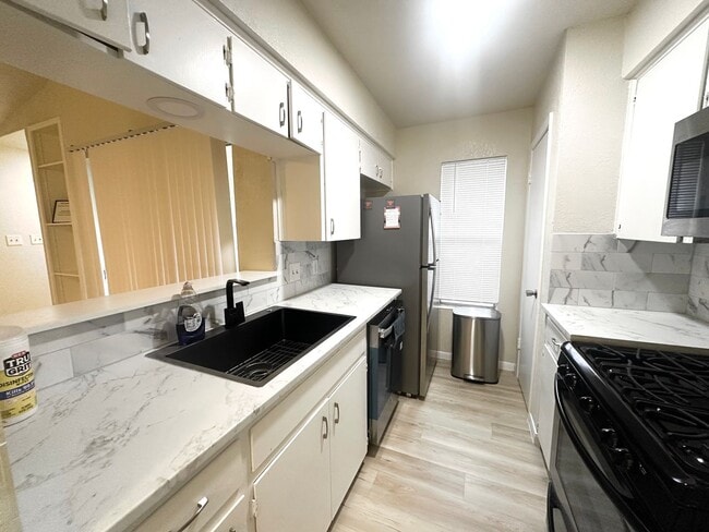 Building Photo - 2 bed 1 bath on Emerald Forest