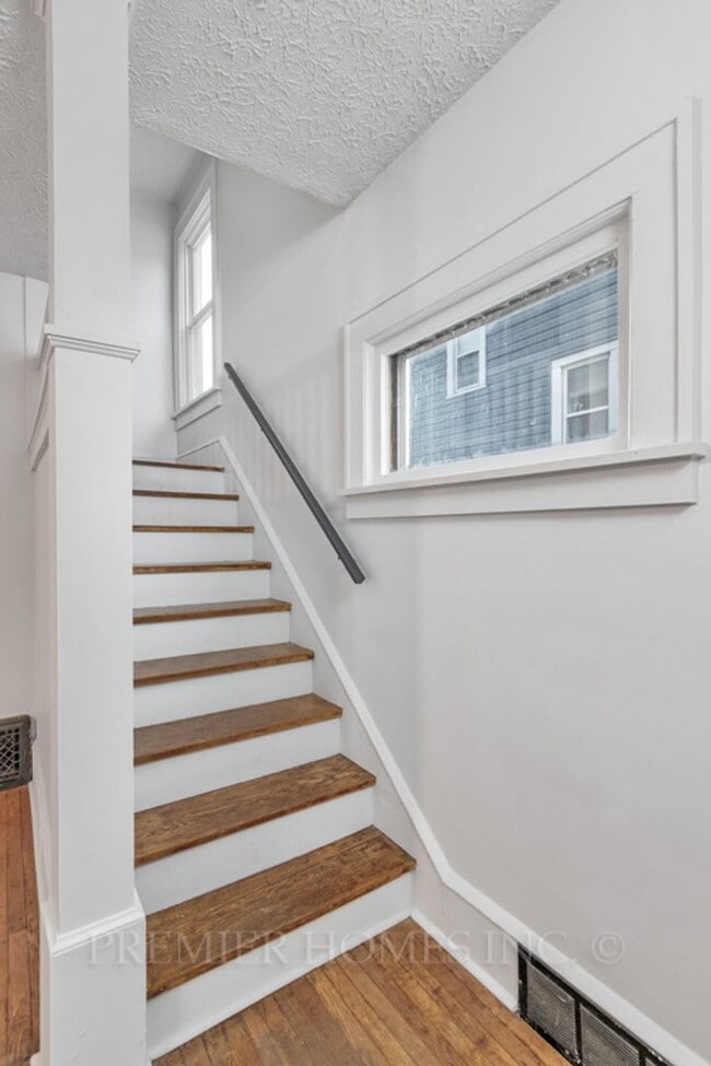 Building Photo - Pristine 3BR Home with 2-Car Garage & Designer Finishes