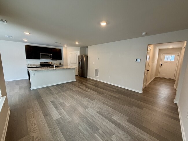 Building Photo - 633 Currant Cir