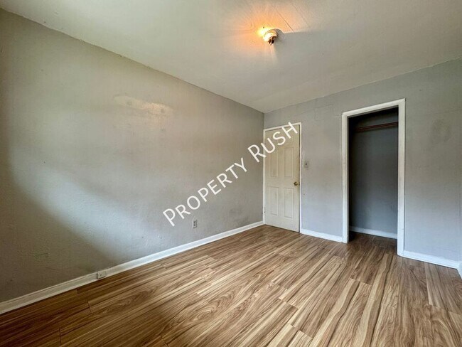 Building Photo - 708 W 47th St