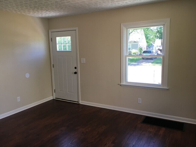 Building Photo - **2-BEDROOM HOME IN NORTH COLUMBUS!!**