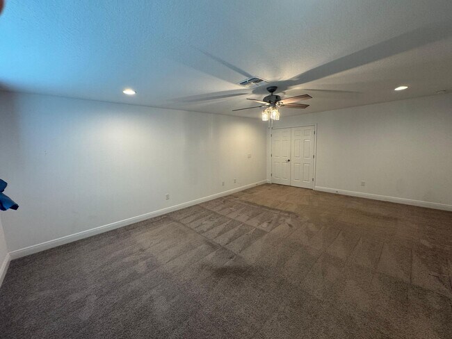 Building Photo - Spacious 5-Bedroom Riverview Home