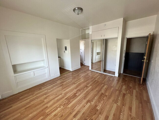 Building Photo - A Bright Upstairs Single Apartment in a Gr...