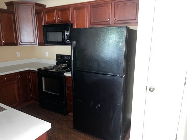 Building Photo - 2 BED, 2 BATH CONDO LOCATED IN GREENSBORO!