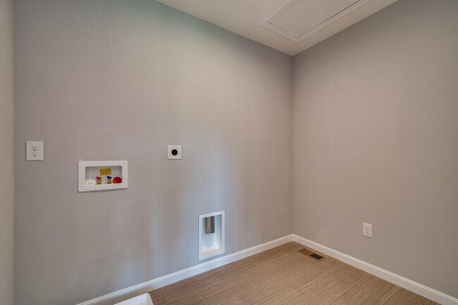 Building Photo - 1744 Ardennes Oak Dr