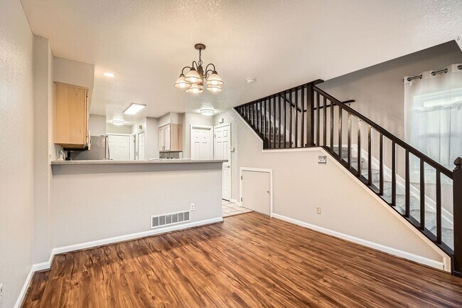 Building Photo - Beautiful end unit townhome with 2 bedrooms and 2.5 bath in a quiet and friendly neighborhood.