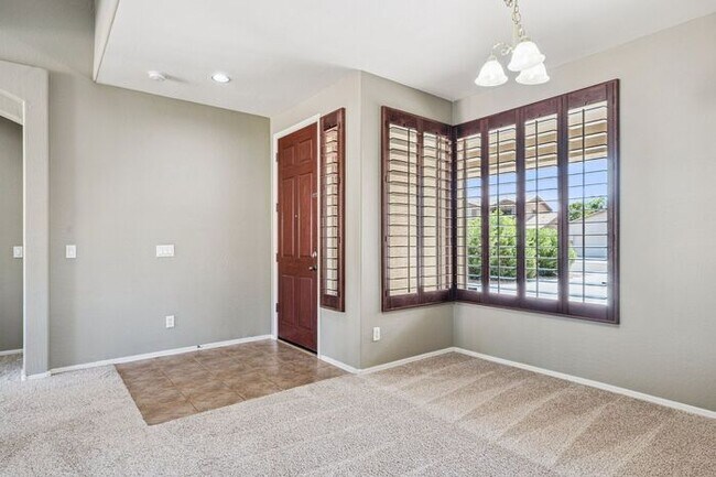 Building Photo - Beautiful 4 bedroom three bath home!