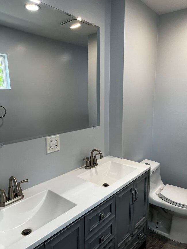 Building Photo - Remodeled 3 Bedroom 2 Bath House with 4 Ca...