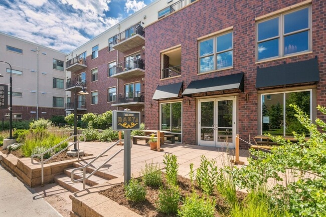 Building Photo - Updated One Bedroom Condo at The Peloton. ...