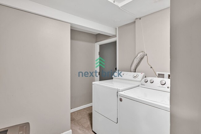 Building Photo - 4 BED & 2 BATH DUPLEX FOR RENT