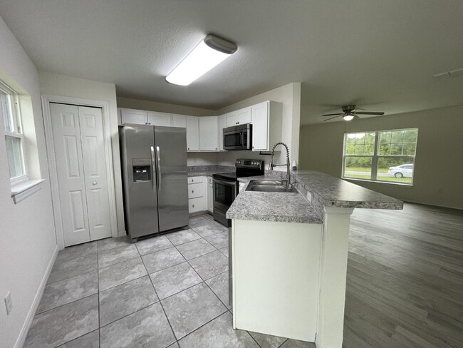 Building Photo - Move-In Ready! Beautiful 3BR/2BA with New Flooring & Fresh Paint