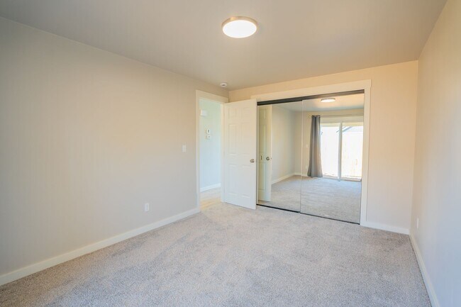 Building Photo - Newly Remodeled Large 2 Bedroom!