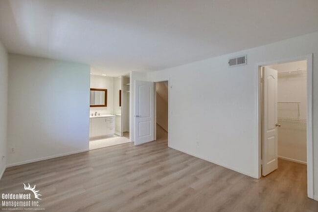 Building Photo - Elegant Dual Master 2Bdm 2.5Ba Townhome in...