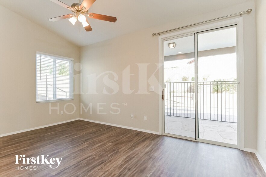 Building Photo - 2920 W Calle Lucinda