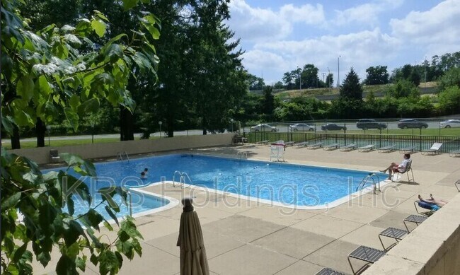 Building Photo - 1300 Army Navy Dr