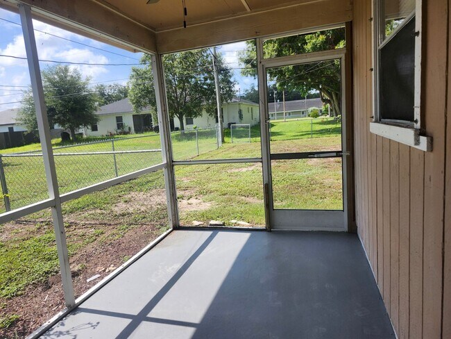 Building Photo - Cute 2/1 fenced duplex