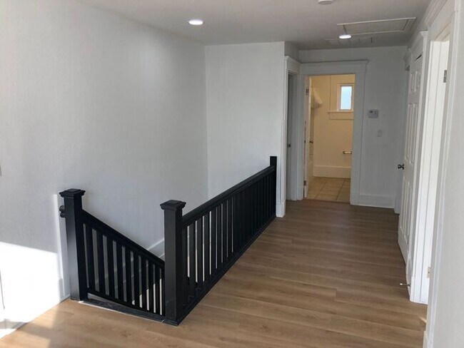 Building Photo - Two Story Home - 7 Bedrooms and 4 Bathroom...