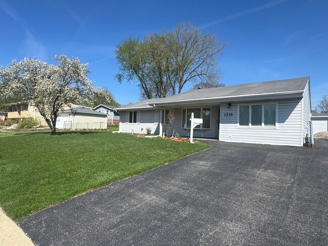 Building Photo - 1310 Somerset Ln