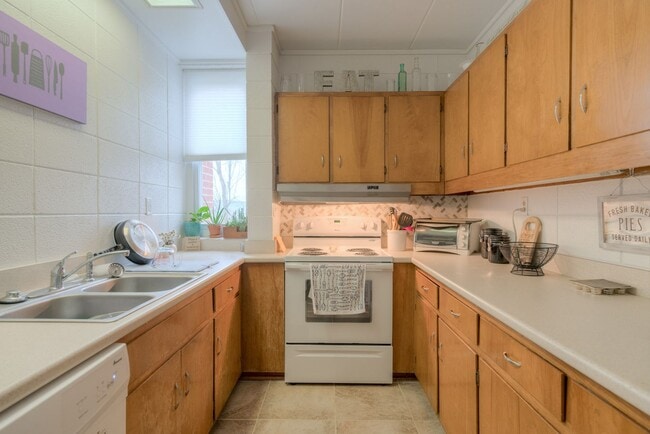 Building Photo - 904 Brightwood Manor Dr