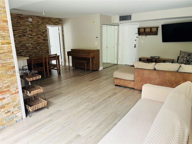 Building Photo - 17021 N Bay Rd