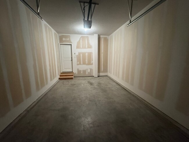 Building Photo - Luxury 5BR 4 BA Home w/ Pool and Clubhouse Access in GREAT location!