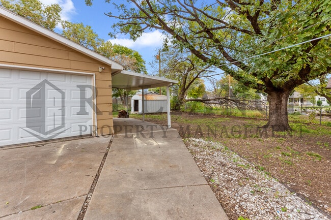 Building Photo - 2210 W Dallas St