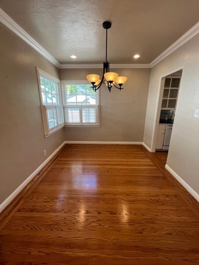 Building Photo - Beautiful 2bed 1bath home in East Sac- Min...