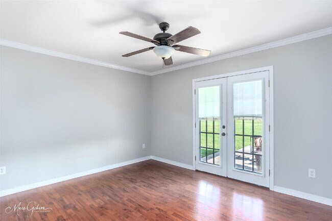 Building Photo - "Charming 3-Bed Sanctuary with 2 Full Bath...