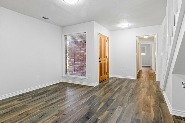 Building Photo - 6915 La Mirada Dr