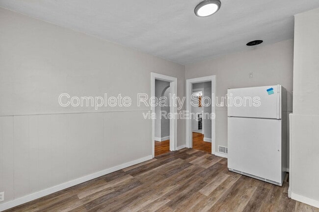 Building Photo - 916 January Ave