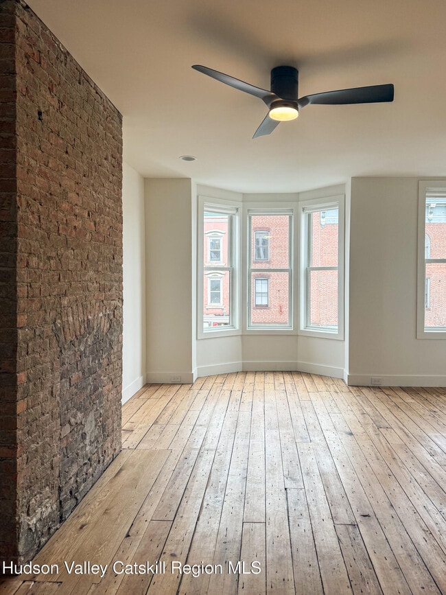 Building Photo - 438 Warren St