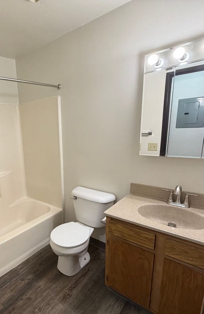 Building Photo - Top floor (3rd floor) 1 bedroom 1 bath with Private Balcony