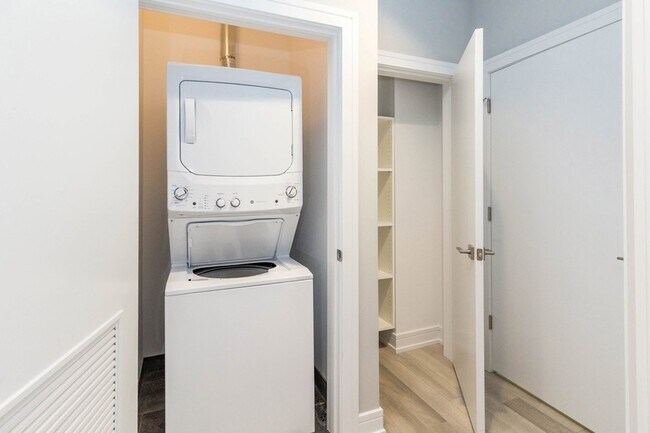 Building Photo - 1554 N Talman Ave