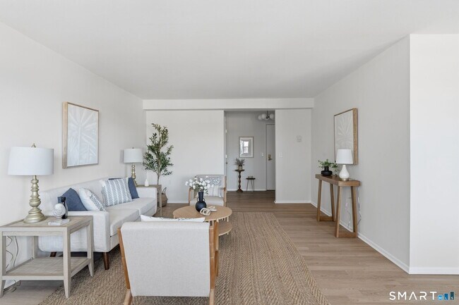 Building Photo - 887 Farmington Ave