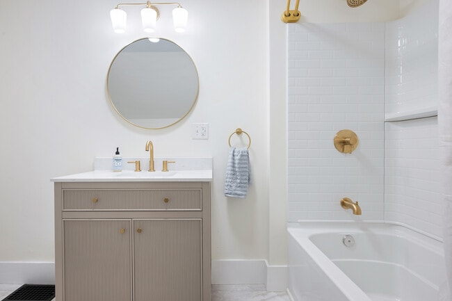 Building Photo - 34 Allen St