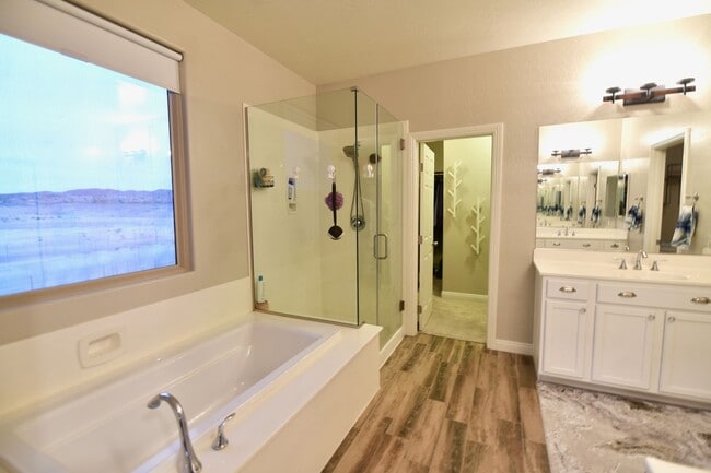 Building Photo - Gorgeous 3bed / 2.5bath home located in Tuscany!