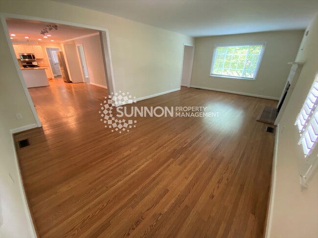 Building Photo - Charming 3 bed, 2.5 bath