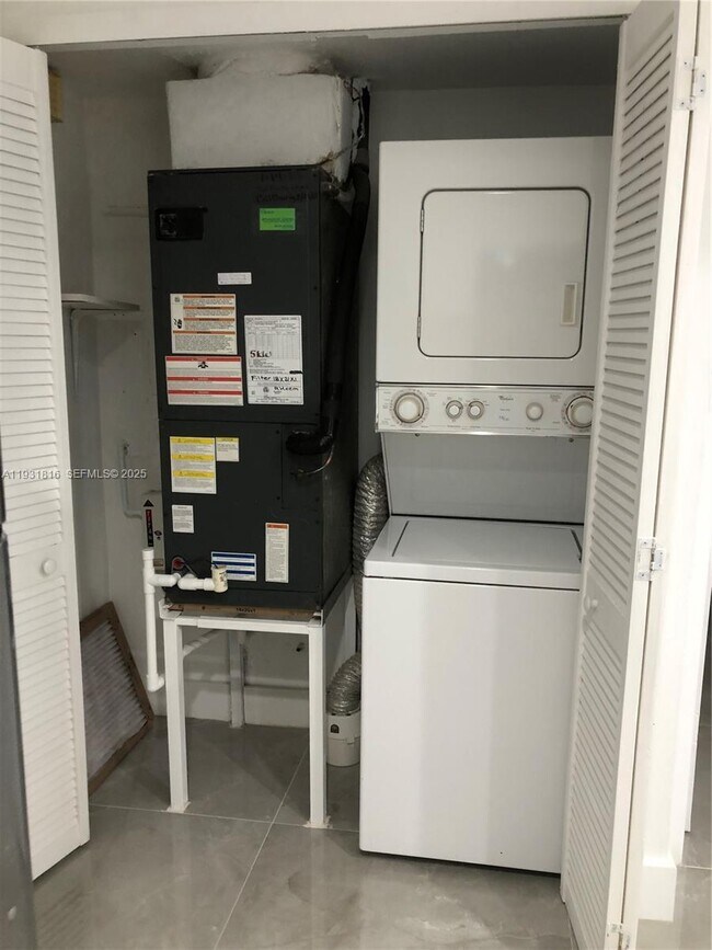 Building Photo - 777 SW 9th Ave