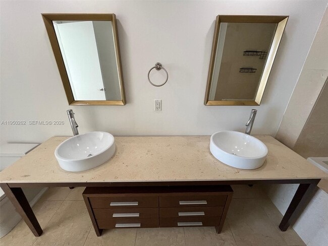 Building Photo - 495 Brickell Ave