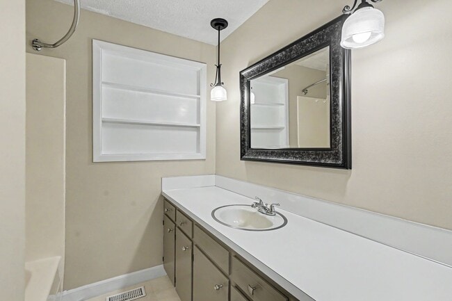 Building Photo - 4 bed, 2 bath single-level home in quiet West Salem neighborhood!