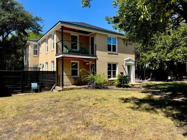 Building Photo - Remodeled 6 Bedroom Walking Distance to UT