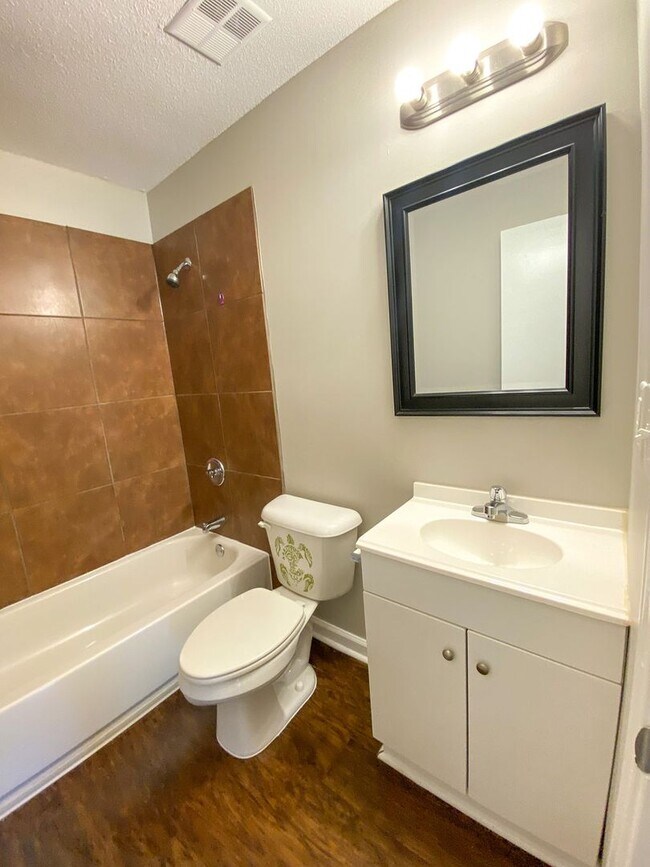 Building Photo - 3 bed, 2 bath in Horn Lake (ss appliances, fresh paint)